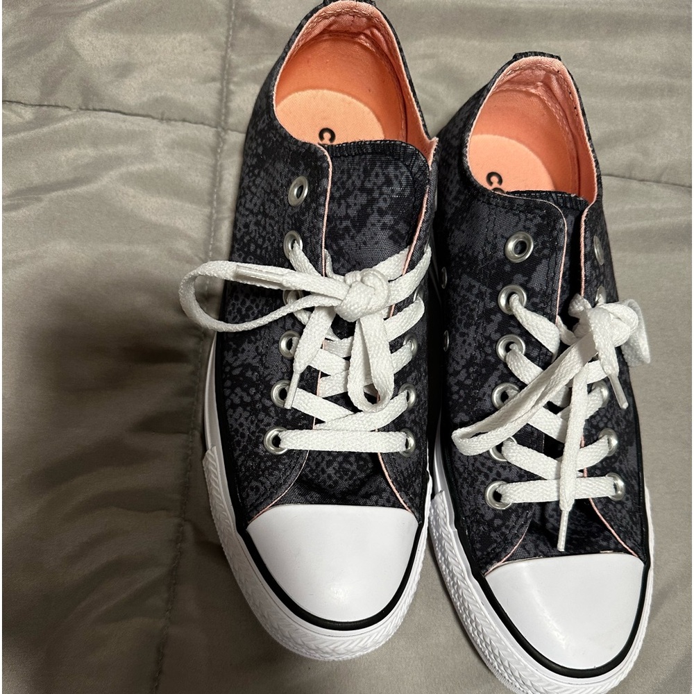 RARE converse women’s size 7 never worn!